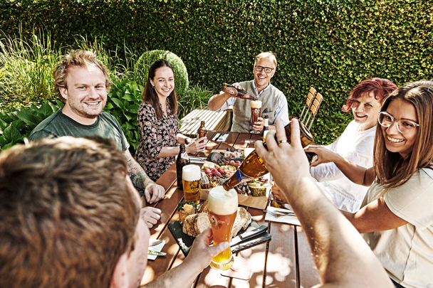 Freunde bei der Brotzeit Fotocredit Henry Linder