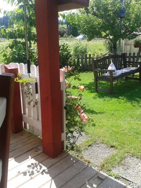 Blick von Hütte in den Garten
