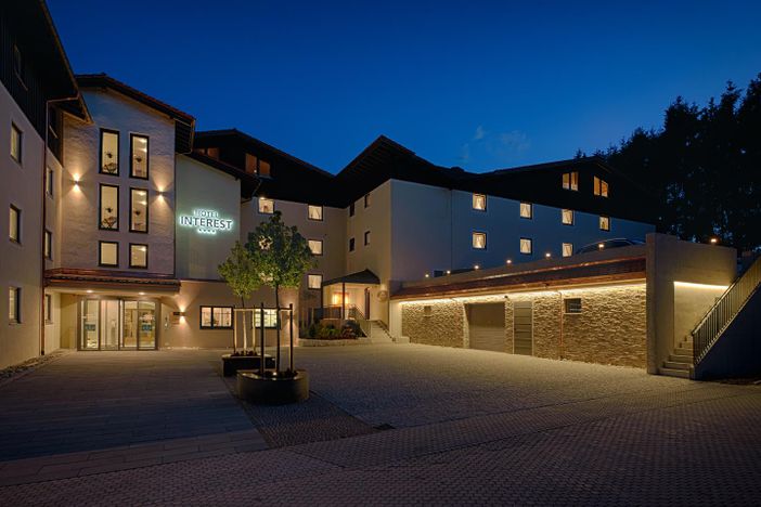 Innenhof mit Garage und Eingang bei Nacht