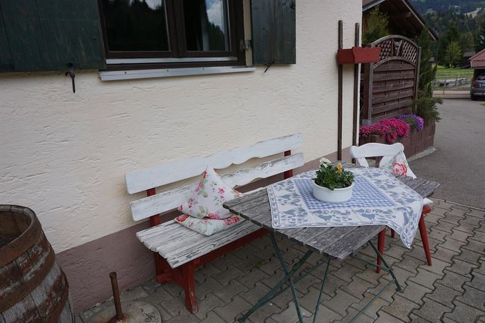 Sitzgelegenheit am Haus