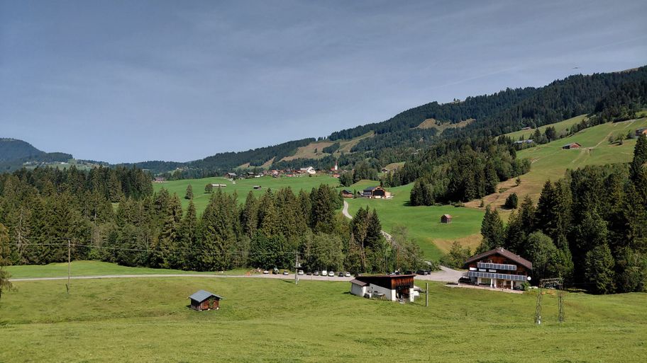Blick zurück auf die Talstation Krähenberglift und im Hintergrund der Ortskern von Sibratsgfäll