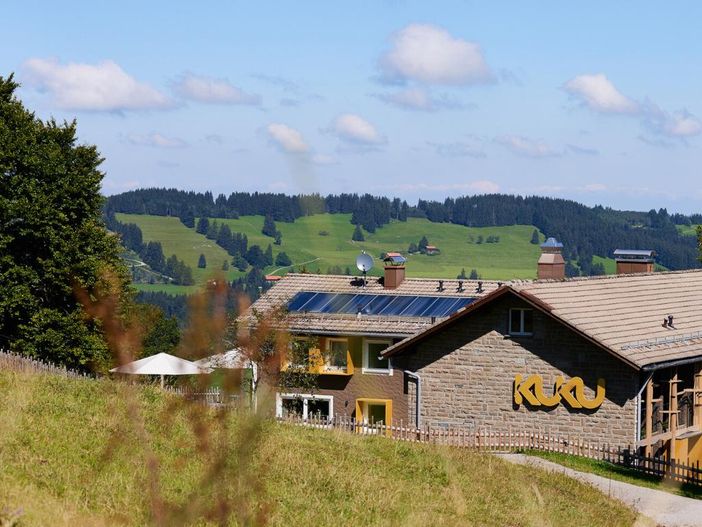 KUKU-Berghotel-Ansicht-mit-Wiese-web