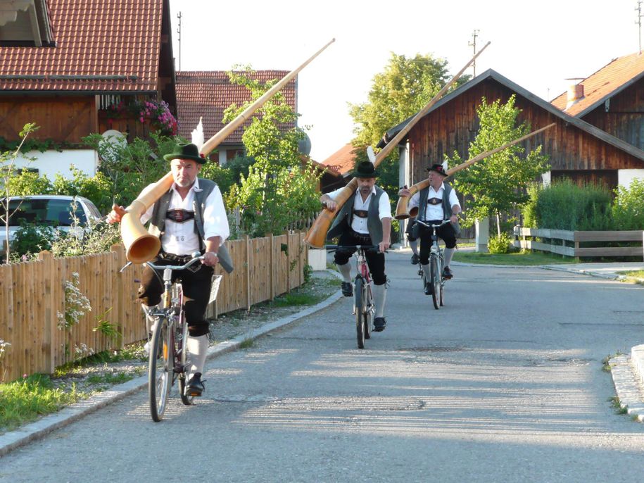 Alphornbläser auf dem Weg zum Auftritt ;-)