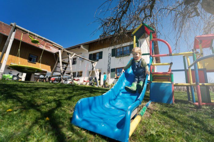 Unser Spielplatz mit viel Platz zum Spielen und Toben