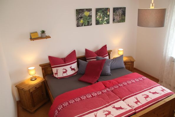 Doppelbett im ersten Schlafzimmer