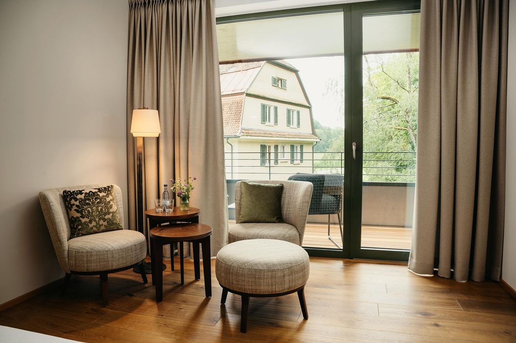 hofgut-farny-superior-doppelzimmer-sessel-3000_200