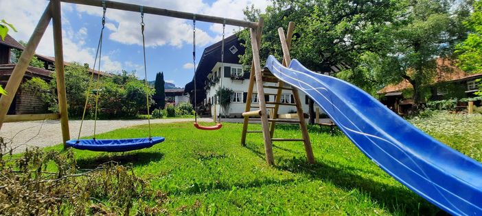 Rutsche und Schaukel