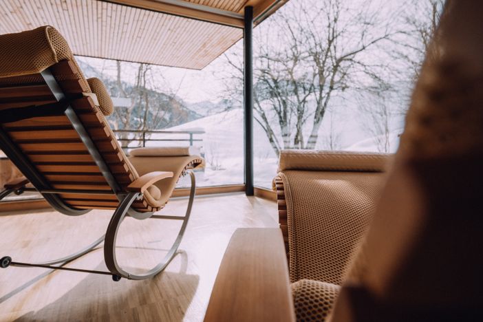 naturhotel_chesa_valisa_schaukelstuhl_holz_ruheraum