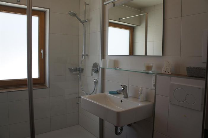 Badezimmer mit Dusche