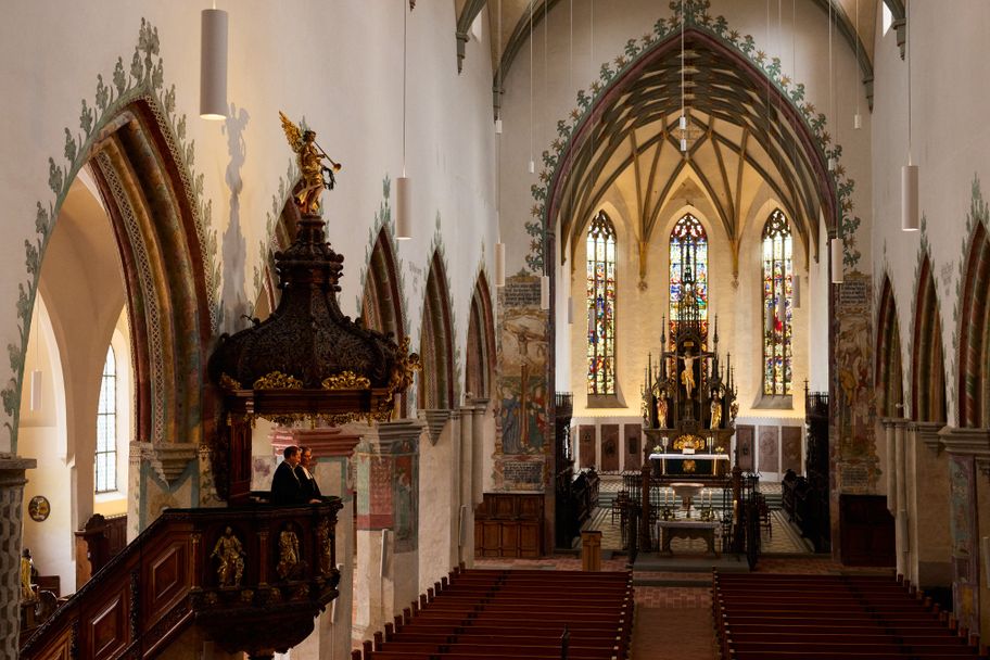 Innenraum_einer_Kirche, Glueckssucher-Weg