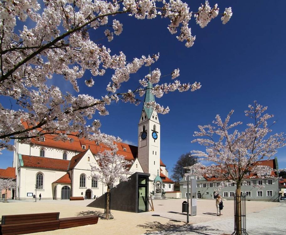 St.-Mang-Platz mit St.-Mang-Kirche