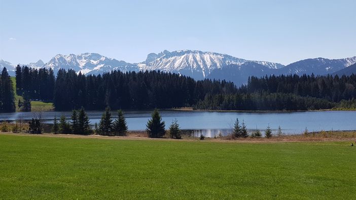 Blick über Attlesee zum Breitenberg