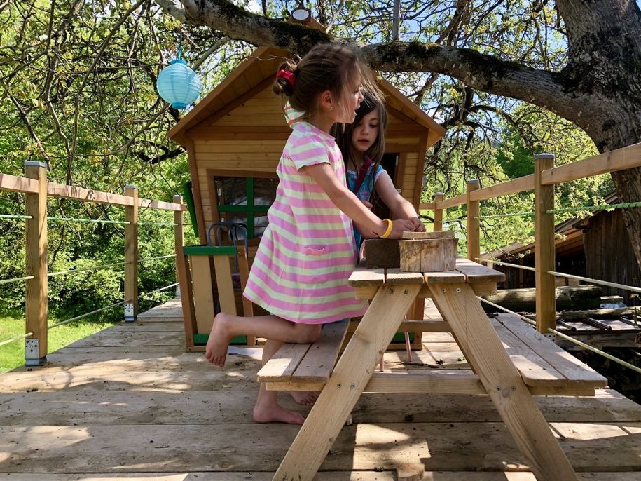 Spielspaß für die Kleinen am Baumhaus.