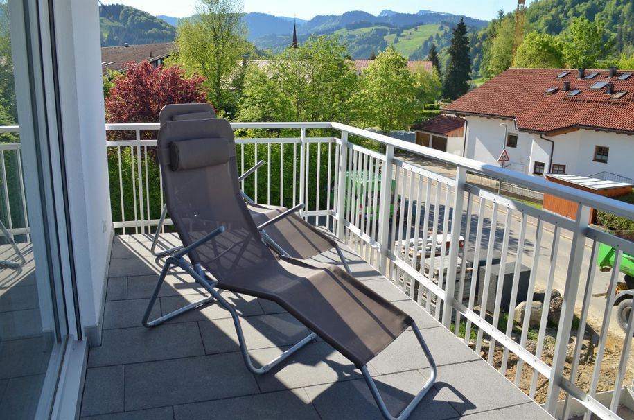 Südbalkon mit Blick auf Berge