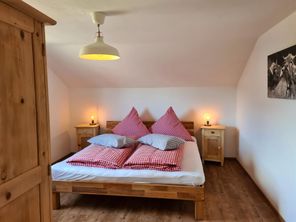 Großes Schlafzimmer mit 180 Bett