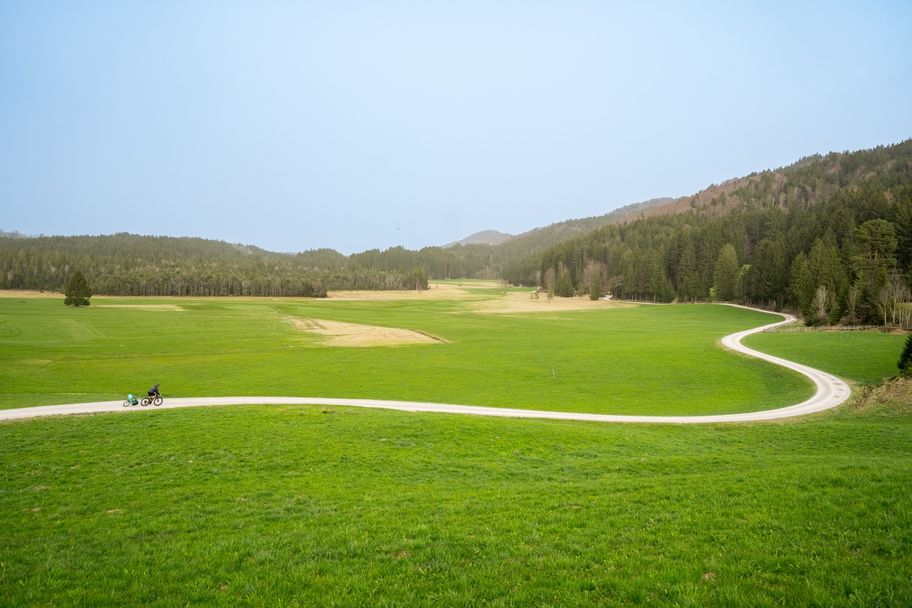 Naturbiken auf schnellen Schotterwegen