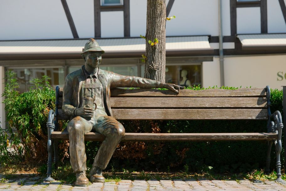 8 - Biertrinker am Bräuhausplatz