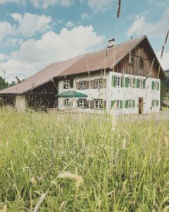 Floras-Haus-von-aussen-Bild-1a-c-Juergen-Hess-1-240x300