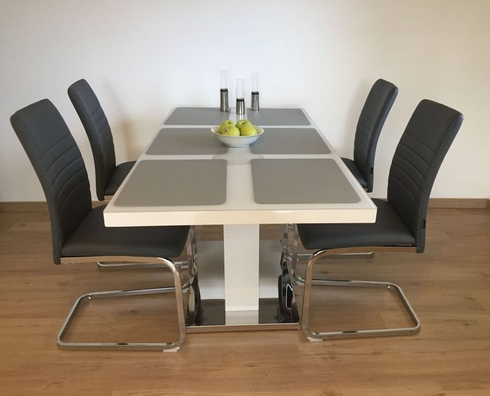 Essbereich im Wohnzimmer, Tisch ausziehbar (120/160 x 80 cm)