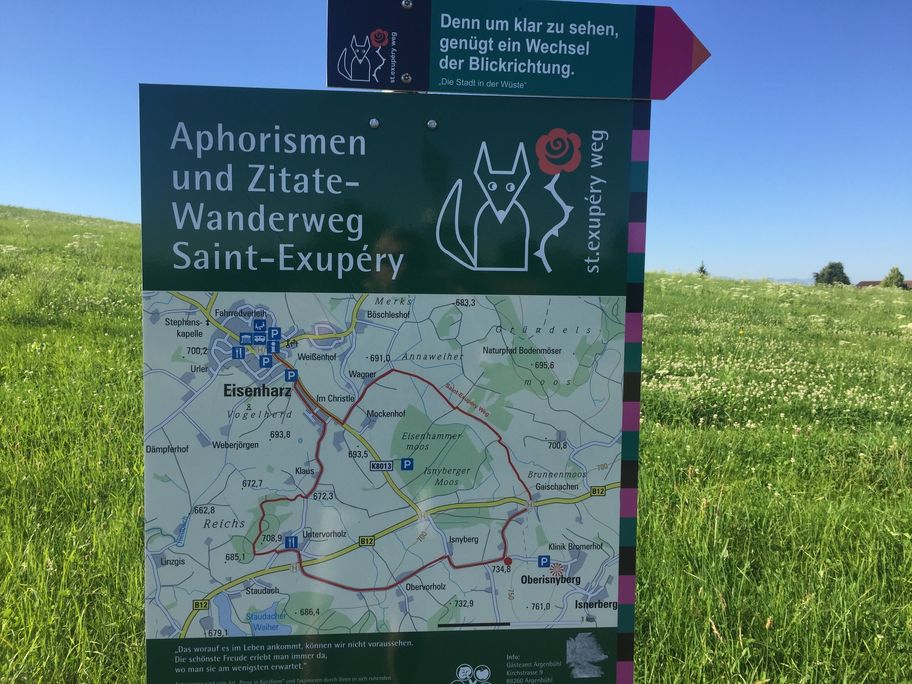 Tafeln informieren über die Wegstrecke