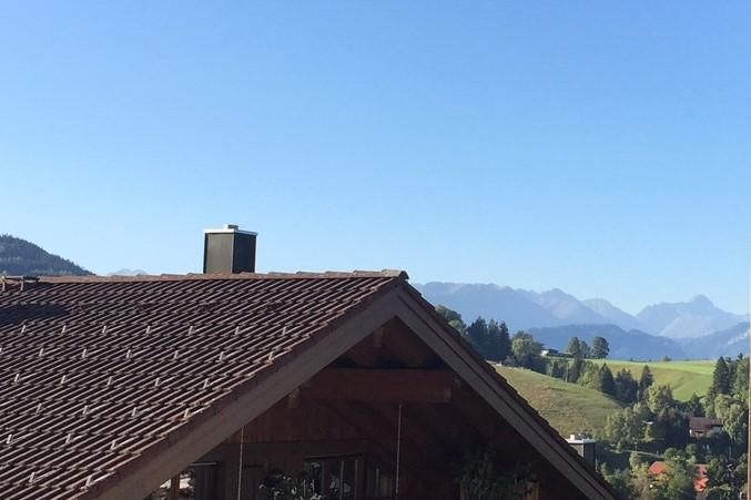über den Dächern mit Blick zu den Allgäuer Alpen