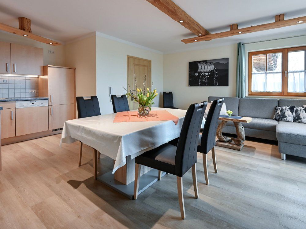 Berghof Kinker FeWo-Schlossblick-Wohnzimmer3