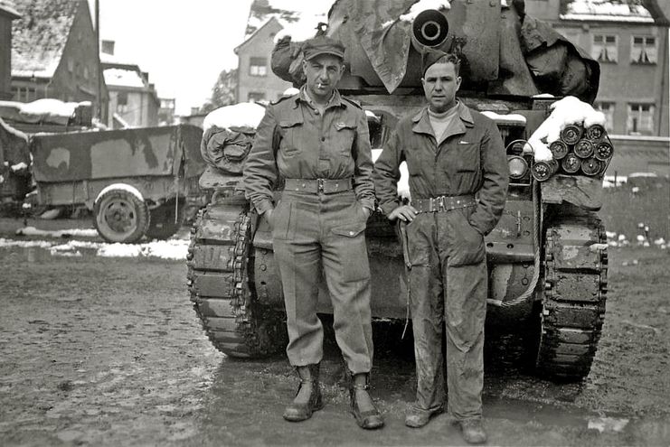 Französische und amerikanische Soldaten 1945 auf dem St.-Mang-Platz in Kempten © Archiv Lienert
