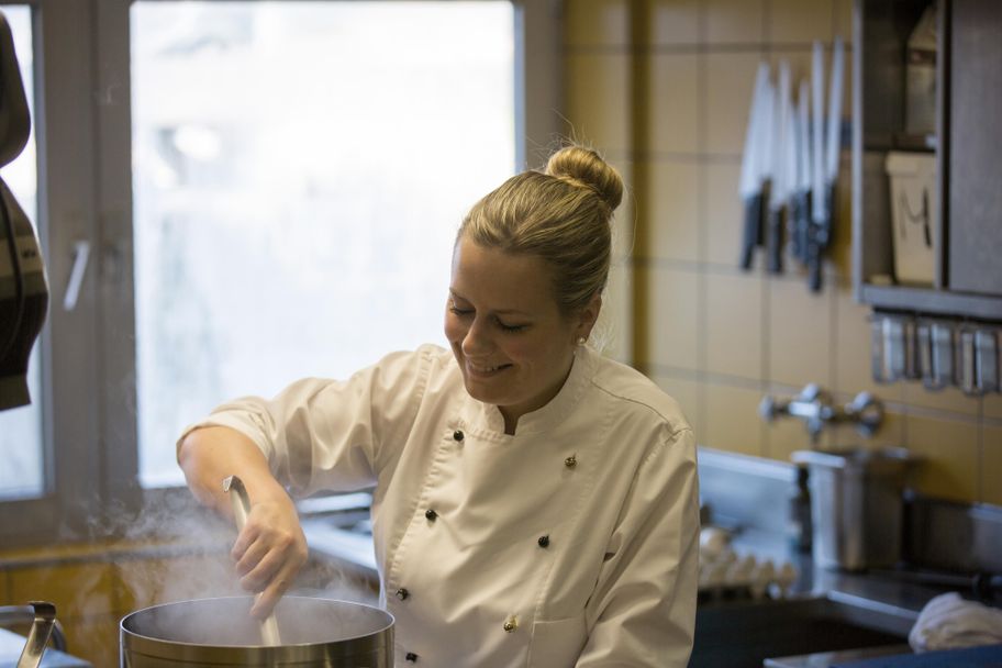 Johanna kocht die Gläser selbst ein