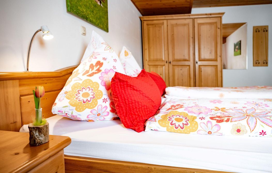 FeWo Ettensberger_01_Schwaenlie_Schlafzimmer__011