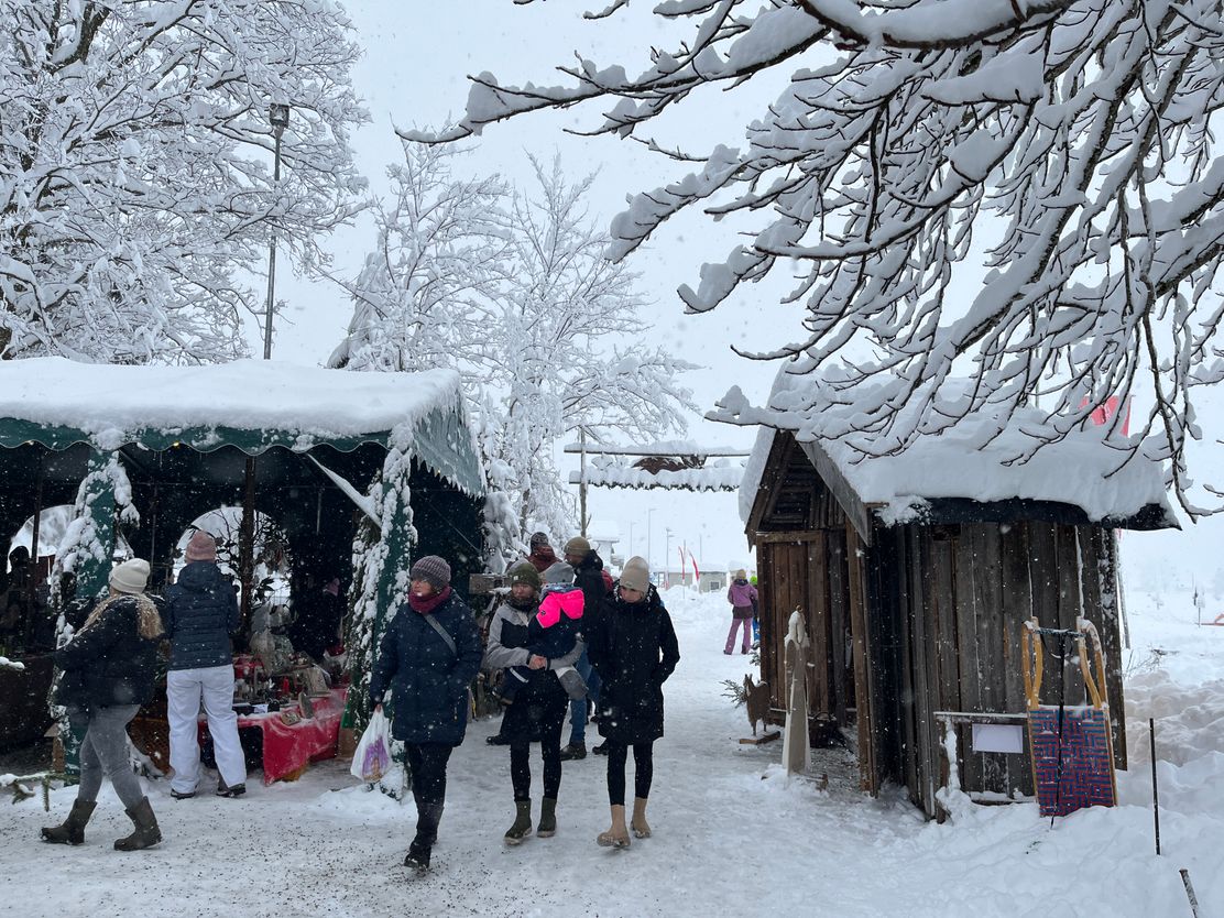Schneegestöber beim Nikolausmarkt in Altstädten