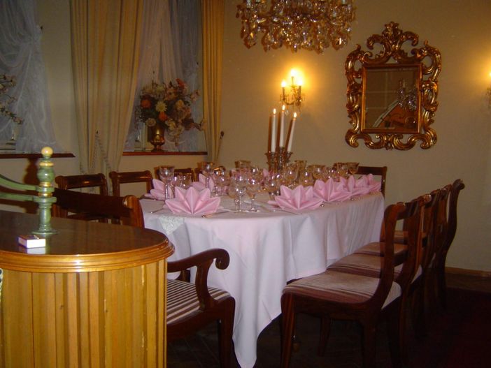 festliche Tafel im Nebenzimmer