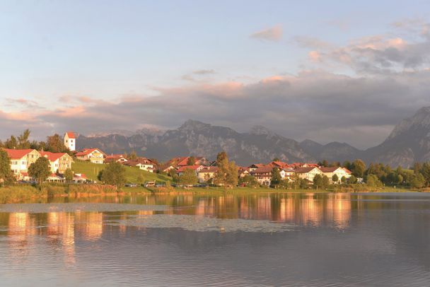 Hopfensee mit Blick auf die Ortschaft Hopfen am See