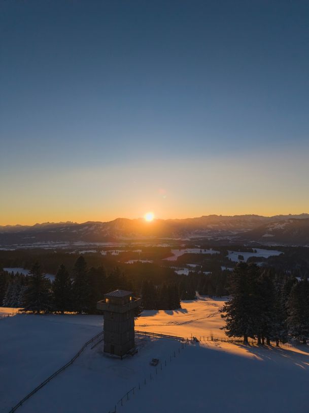 Sonnenaufgang am Aussichtsturm Alpkönigblick mit Blick auf die Allgäuer Alpen
