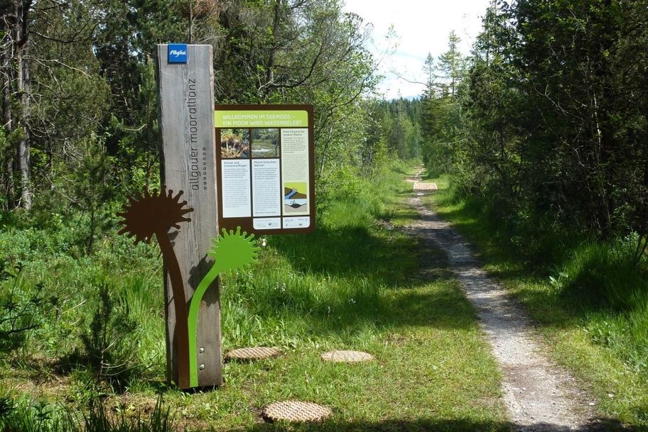 Moorerlebnis Mosaikreich, Oy-Mittelberg – Eingangstele am Seemoos