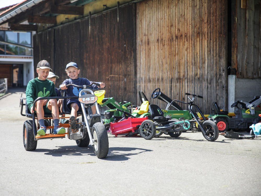 viele Fahrzeuge laden zum Spielen ein