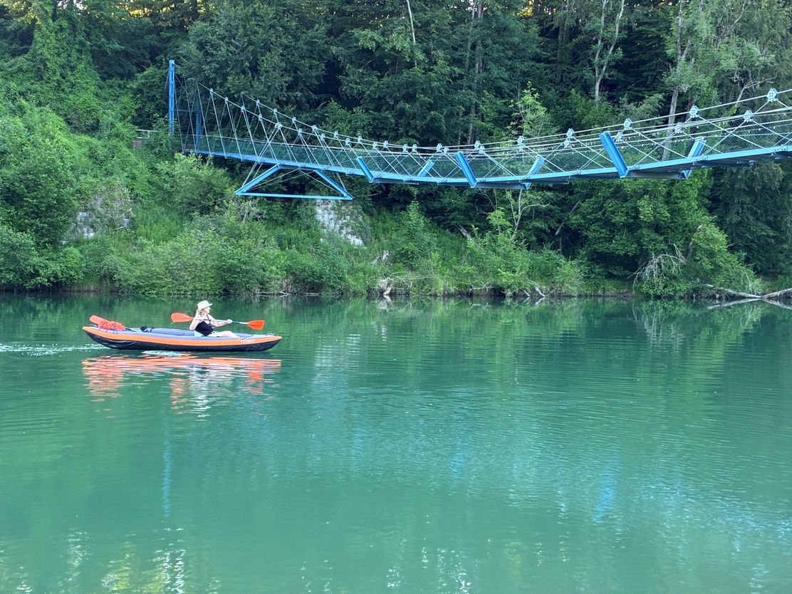 Smaragdgrüne Iller an der Hängebrücke in Altusried