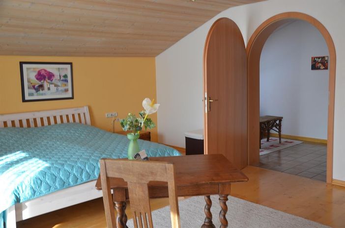 Schlafzimmer "Ruheinsel", Nebenraum "Rotes Zimmer"