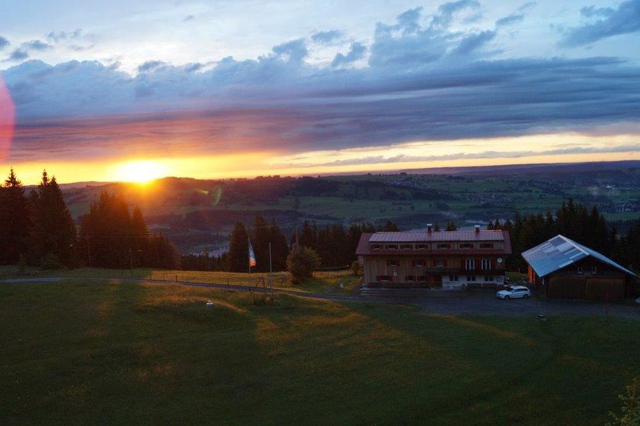 Buronhütte im Abendlicht