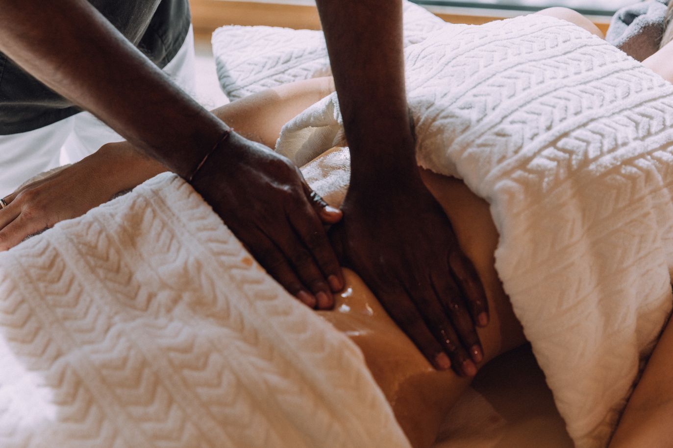 naturhotel_chesa_valisa_alpinspa_bauchmassage_seite