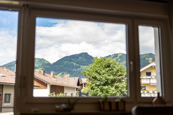 Fenster mit Bergblick