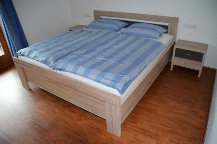 Schlafzimmer mit Doppelbett