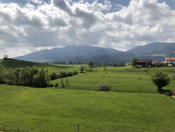 Ausblick vom Balkon zu den Bergen
