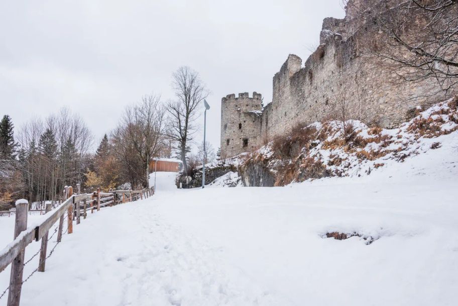 An der Ruine Hohenfreyberg.