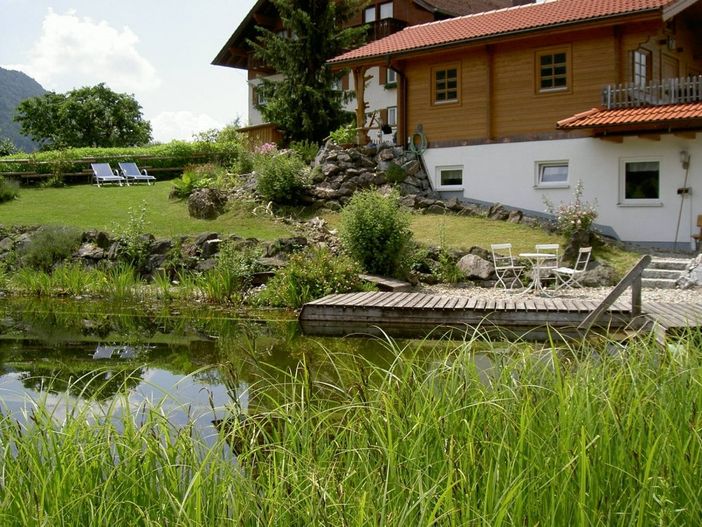 Schwimmteich und Blockhaus