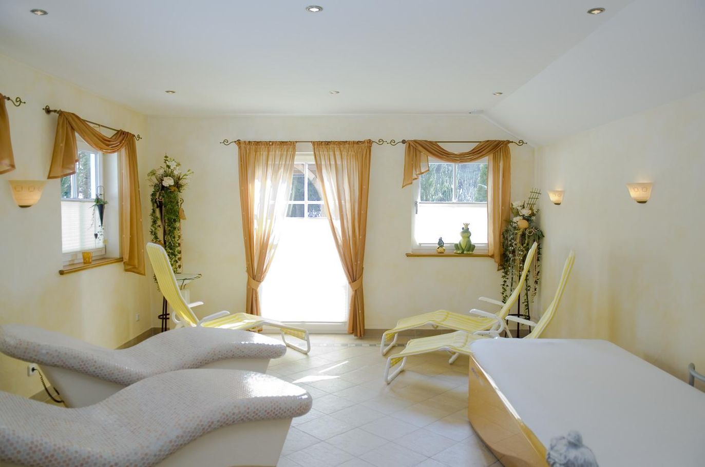 Wellnessbereich - Wärmeliegen, Massageliege