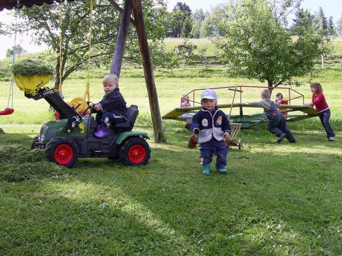 Unser Garten mit Spielmöglichkeit für Kinder