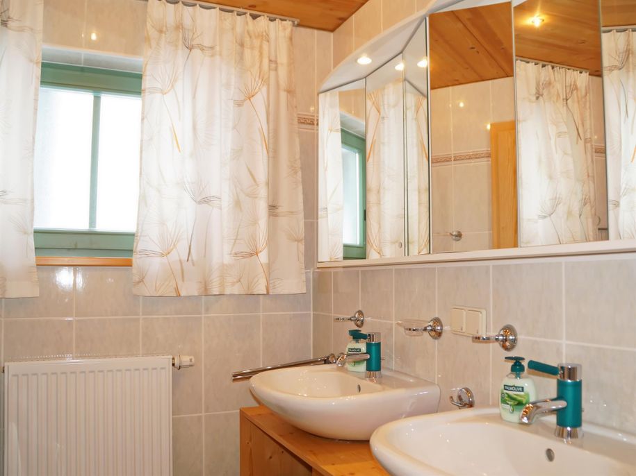 zwei Waschbecken