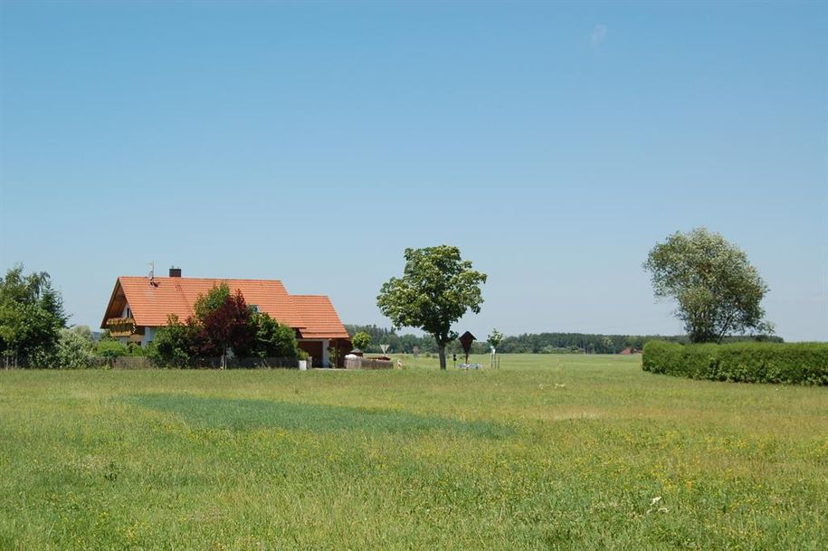 Blick vom Hof aus ins freie Feld