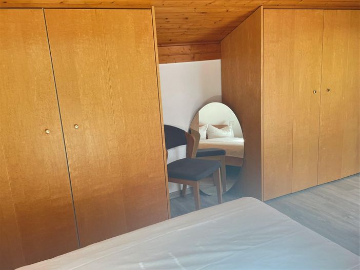 2. Schlafzimmer mit ausreichend Stauraum