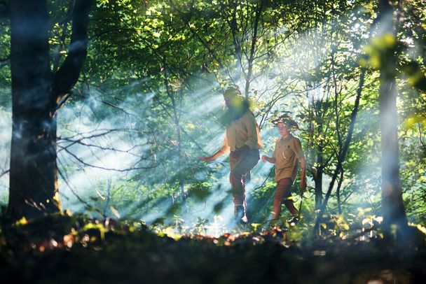 Auf_dem_Weg_durch_den_Wald_Glueckszauber-Pfad